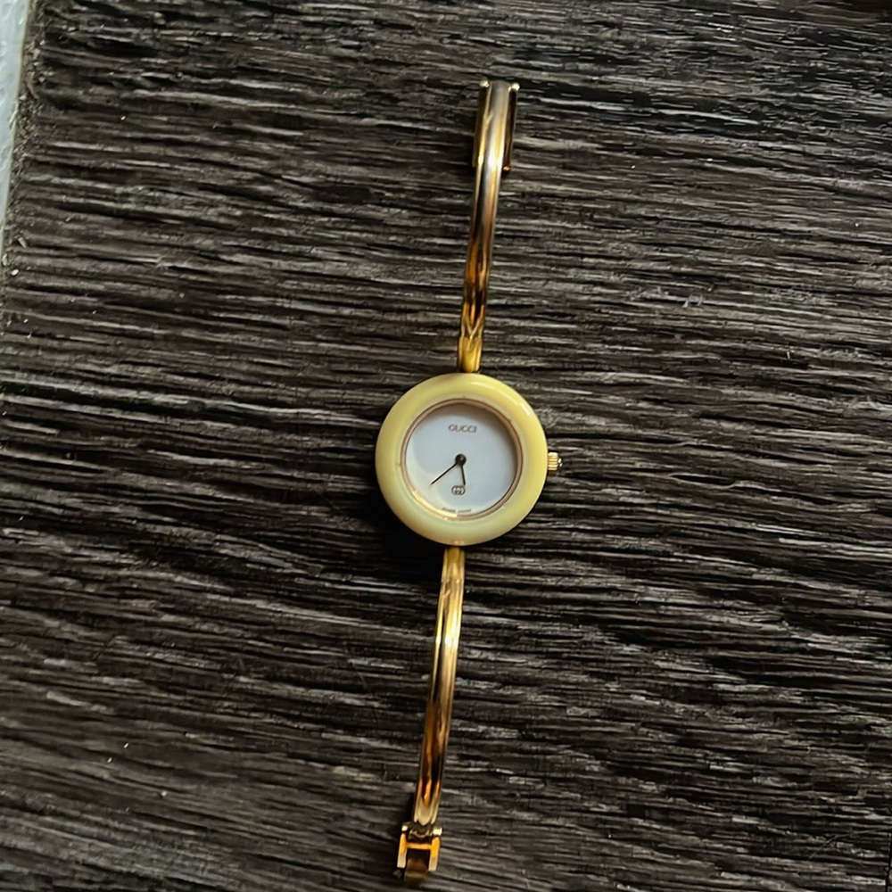 Gucci watch—Changeable bezel color. Only a cream face, as shown in pictures.